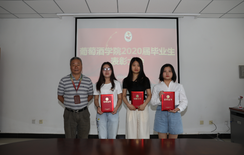 李华教授为"李华科研创新奖学金"获得者颁奖