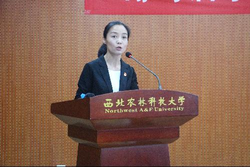 学院党委副书记邓亚丽主持会议